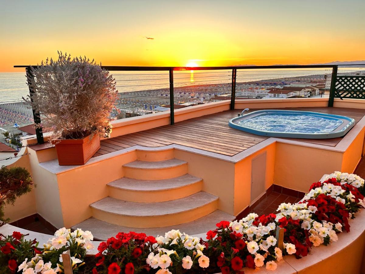 Piccadilly Penthouse With Jacuzzi Hotel Lido di Camaiore Exterior photo