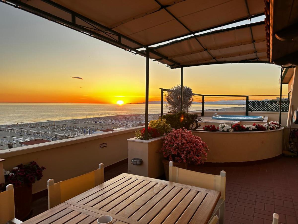 Piccadilly Penthouse With Jacuzzi Hotel Lido di Camaiore Exterior photo