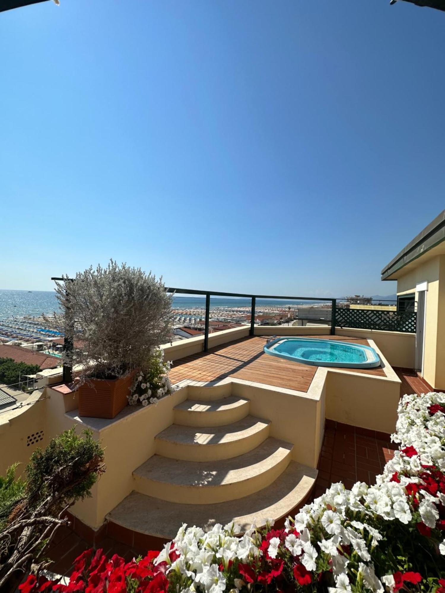 Piccadilly Penthouse With Jacuzzi Hotel Lido di Camaiore Exterior photo