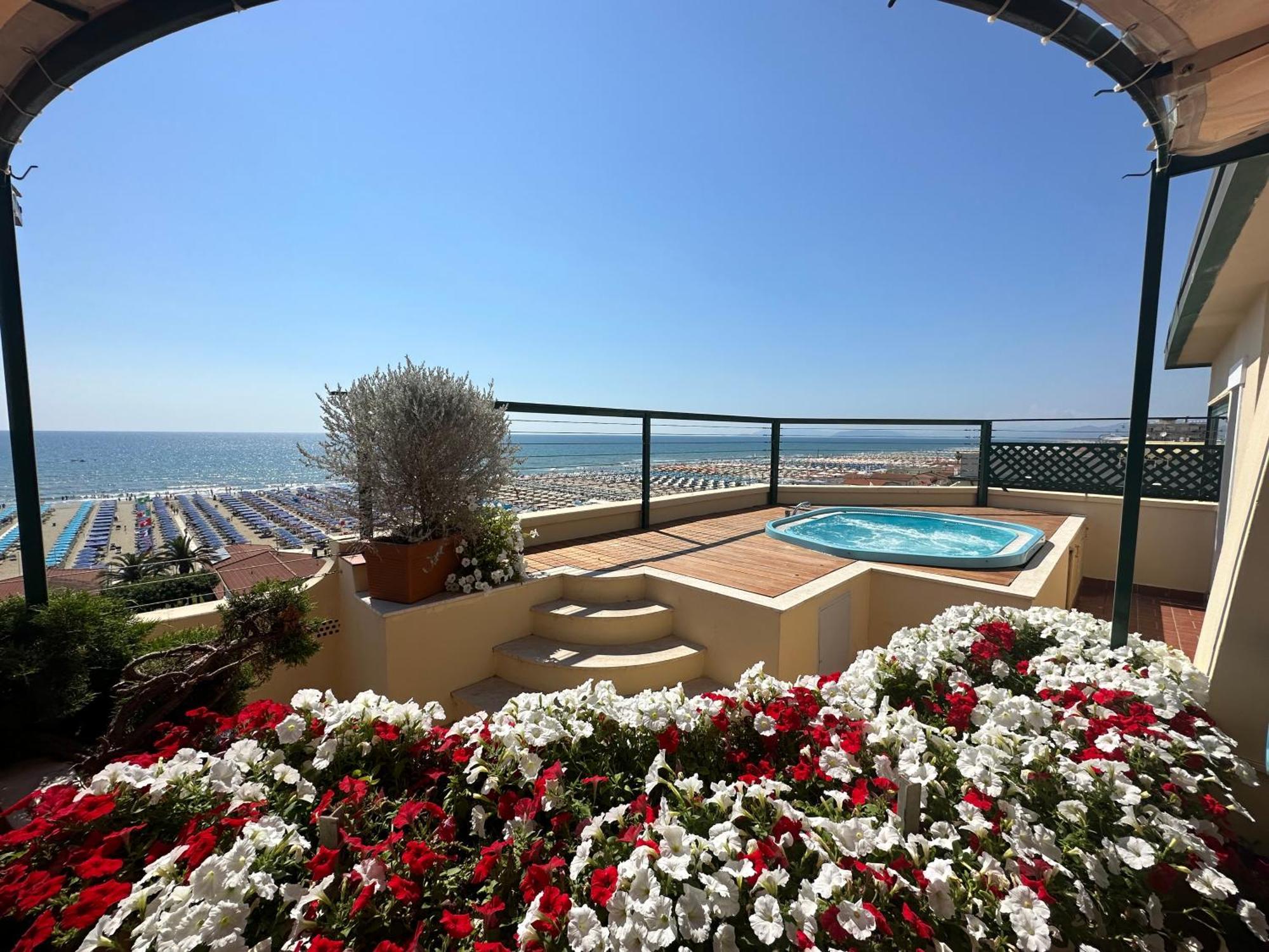 Piccadilly Penthouse With Jacuzzi Hotel Lido di Camaiore Exterior photo