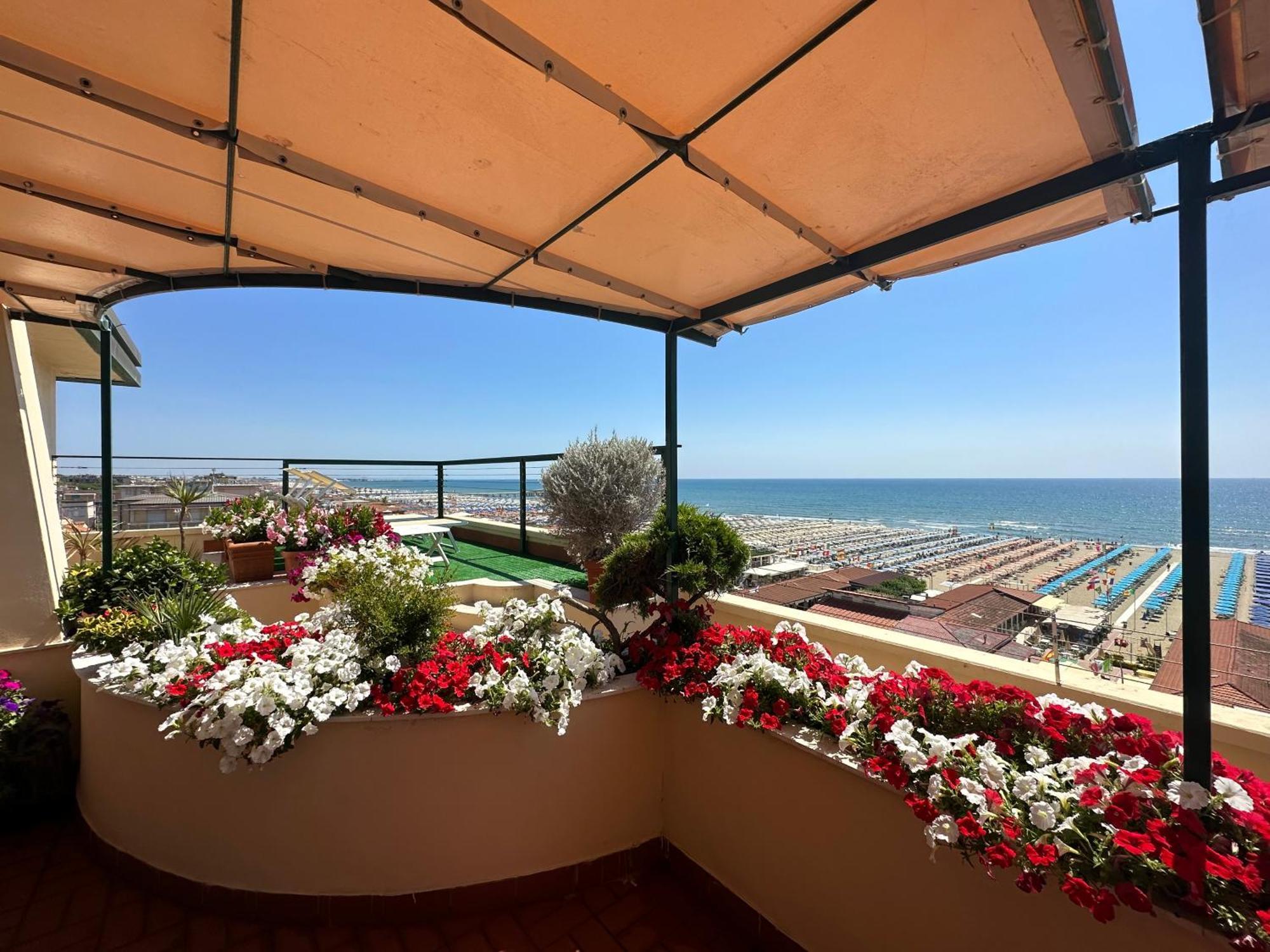 Piccadilly Penthouse With Jacuzzi Hotel Lido di Camaiore Exterior photo