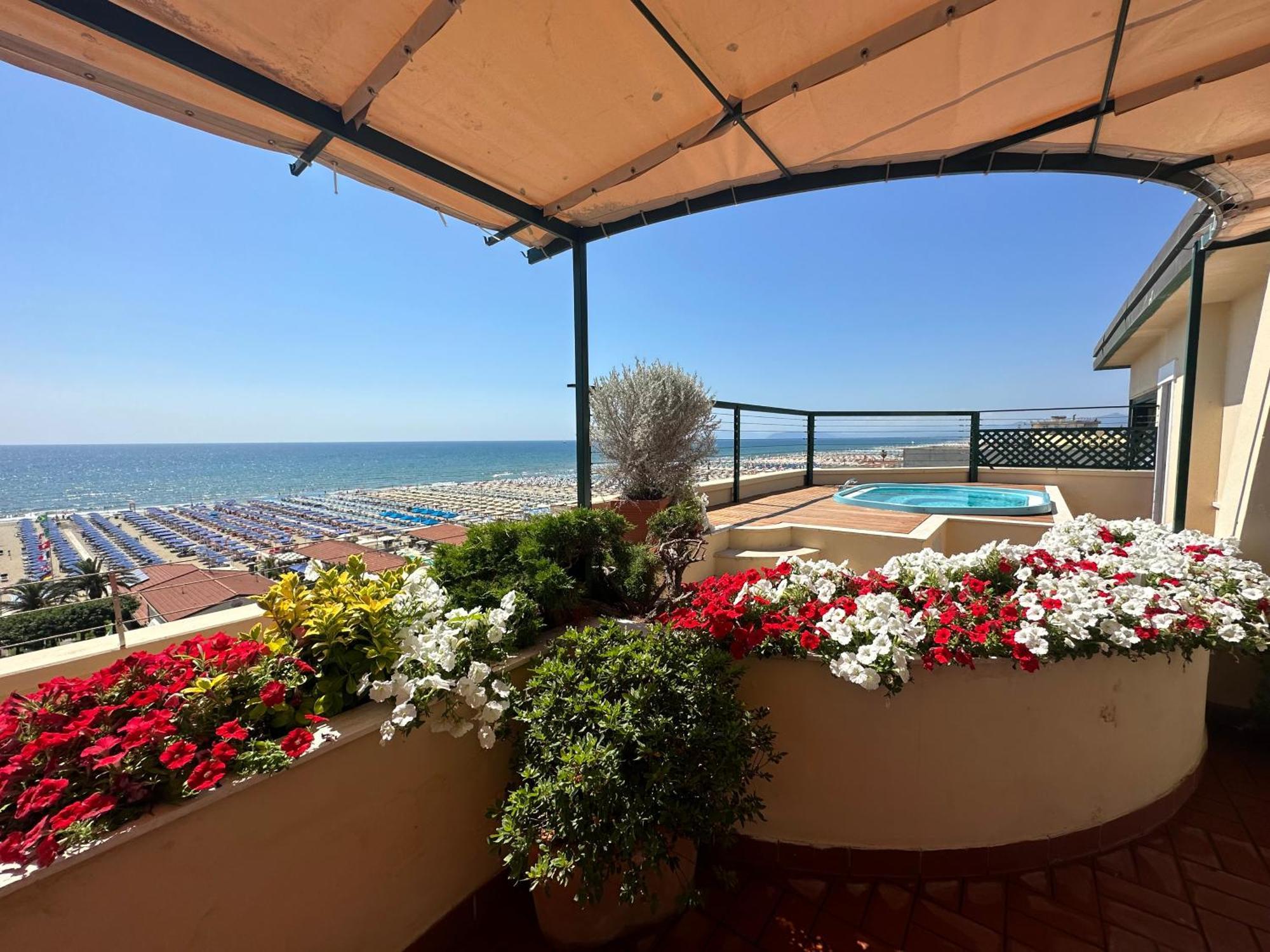 Piccadilly Penthouse With Jacuzzi Hotel Lido di Camaiore Exterior photo