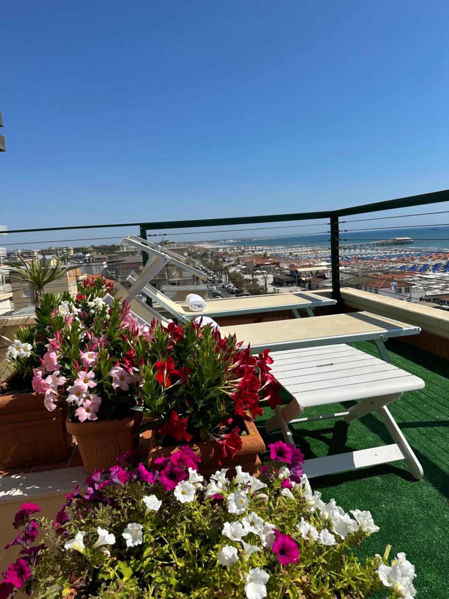 Piccadilly Penthouse With Jacuzzi Hotel Lido di Camaiore Exterior photo