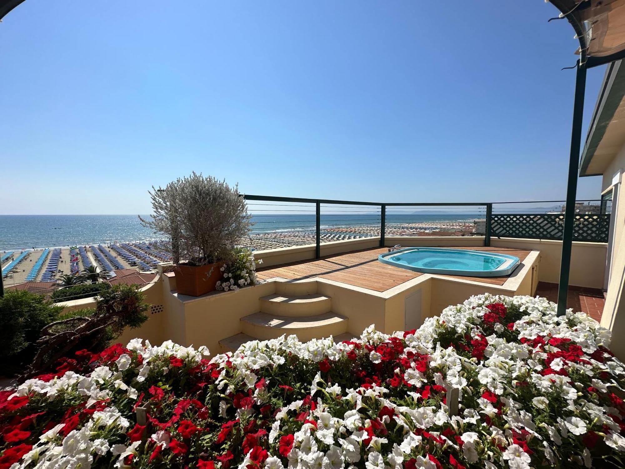 Piccadilly Penthouse With Jacuzzi Hotel Lido di Camaiore Exterior photo